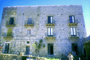 Edificio ricostruito sulle rovine probabilmente della torre di Caltafaraci