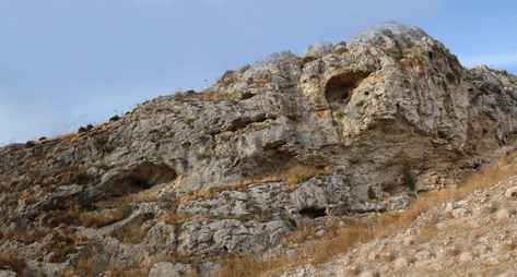 Tracce di tombe e grotte a sud di Caltafaraci