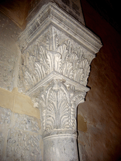 Colonna bizantina a foglie d'acanto goticamente risentite