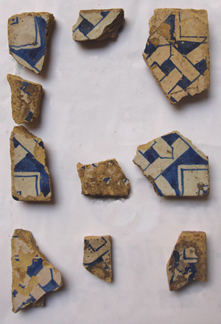 Frammenti di pavimento maiolicato ritrovato nel castello di Favara