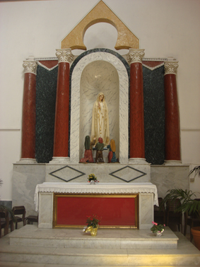 Altare con la Madonna di Fatima e Cristo morto