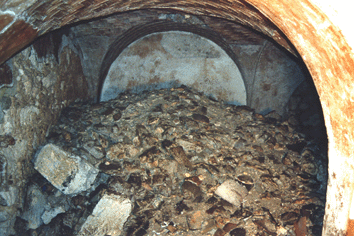 Cripta prima dell'intervento ripiena di macerie che coprivano totalmente i colatoi