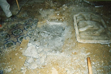 Lastra tombale rinvenuta durante il restauro