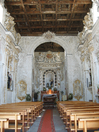 Navata della chiesa del SS. Rosario con in fondo l'altare maggiore e la statua della Madonna del Rosario