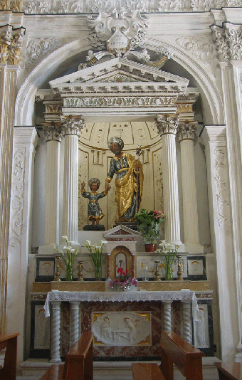 La settecentesca cappella di S. Giuseppe con la statua del Santo Patriarca e del bambino Gesù