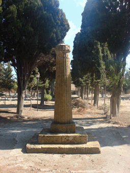 Colonna simbolica al centro del percorso viario cruciforme del cimitero "Nuovo" di Favara