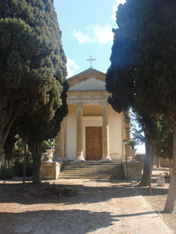La chiesa a forma di tempio nel cimitero "Nuovo" di Favara