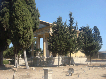 La chiesa a forma di tempio nel cimitero "Nuovo" di Favara