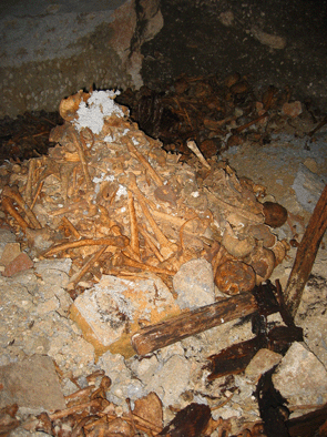 Ossa dei morti di colera nella cripta del convento dei frati minori francescani di Favara