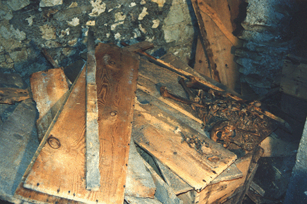 Feretri e resti umani rinvenuti nella cripta della chiesa del SS. Rosario.