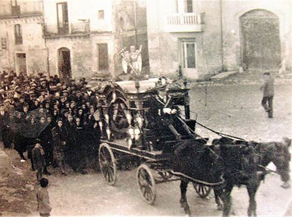 Carrozza funebre in piazza del Carmine nel 193