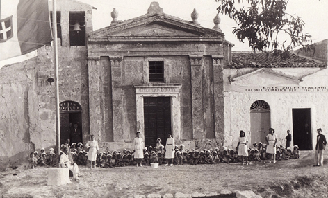 Colonia nel 1940 sul sacrato della chiesa della Grazia della Portella