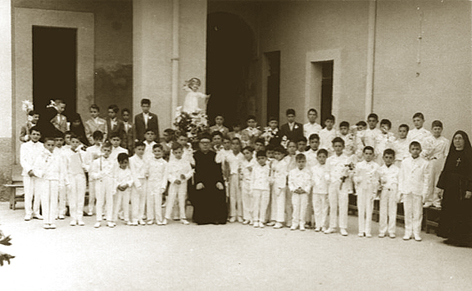 Ragazzi alla prima comunione del 28 maggio 1957, con al centro l'arciprete Giuseppe Minnella