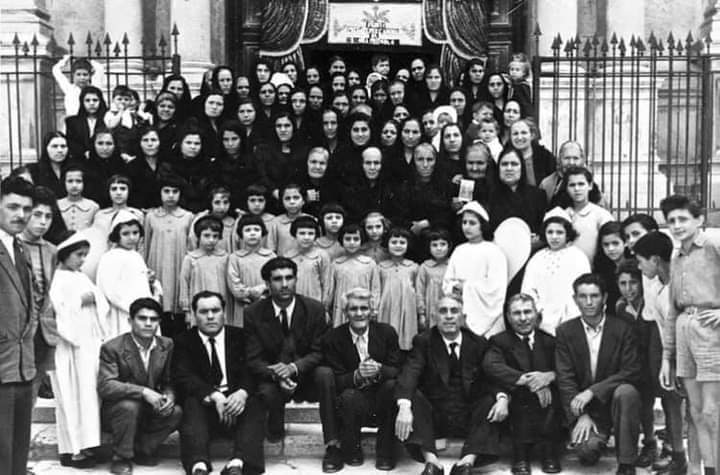 Foto di gruppo davanti la madrice in occasione di un funerale