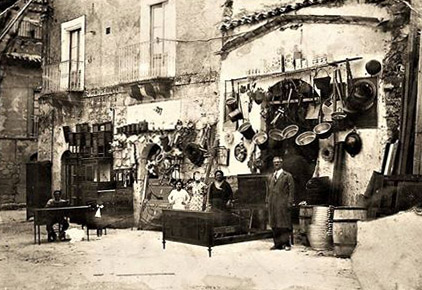 Bottega in Piazza Cavour, all'angolo della salita Madrice, di Vincenzo Indelicato