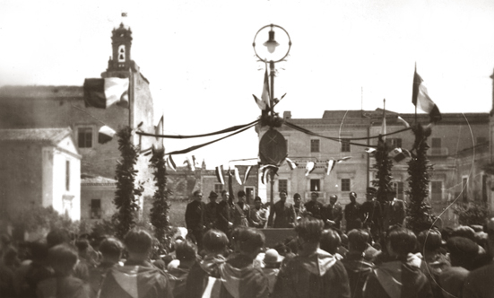 Comizio e saggio ginnico in piazza Cavour in epoca fascista, nel 1933
