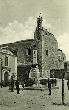 Monumento ai Caduti e Castello nella prima metà del XX sec.