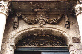 Lunetta e mascherone dell'ingresso del palazzo di Salvatore Cafisi