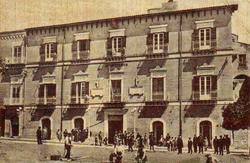 Il Municipio (già Palazzo Mendola) in epoca fascista