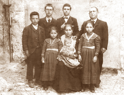 Foto di famiglia dell'inizio del 1900 con Bontà Antonio e Giuseppa Lentini