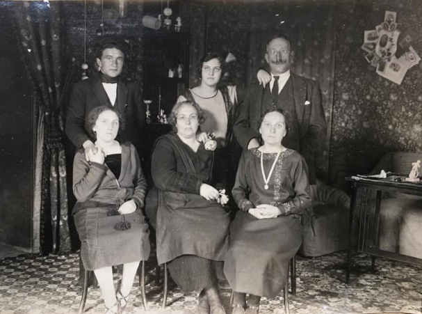 Stefano Fanara e Isabella Cafisi con le figlie e il genero