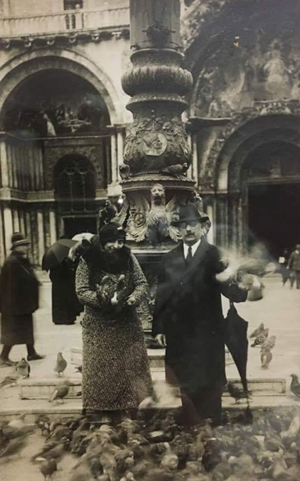 Stefano Fanara con la moglie Isabella Cafisi a Venezia