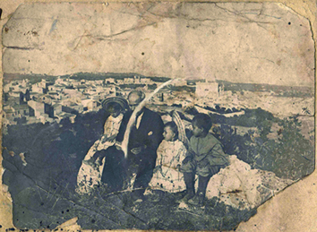 Giuseppe Lentini (1854-1924) con tre dei figli e, in fondo, il panorama di Favara nel 1913
