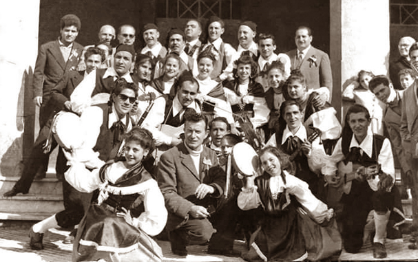 Gruppo Folk favarese a. 1956/1956 ca con al centro, in basso, Walter Castri
