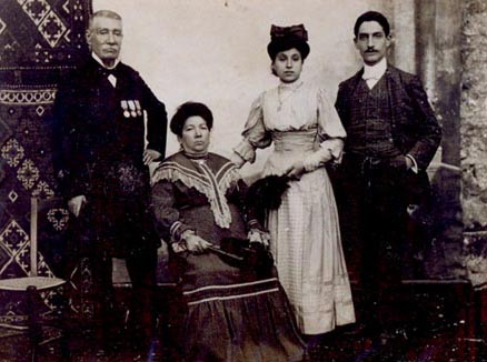 Da sx: Matteo Mingo con la moglie Crocifissa Bongiovanni e i figli Lucia e Nicolò.