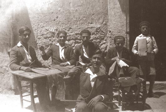 Amici in una sartoria di Favara negli anni "30 del XX sec.