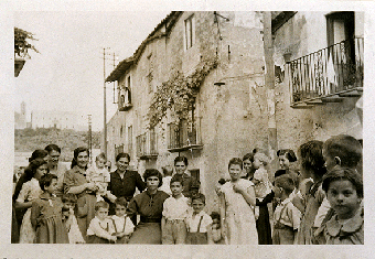 Gruppo di persone in via Umberto, in una foto del 1953