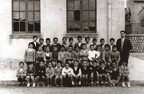 Classe elementare 1956/57  in via della Grazia con l'ins. Giuseppe Calzarano