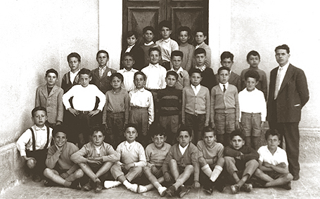 Classe elementare 1957/58 in via della Grazia con l'ins. Giuseppe Calzarano