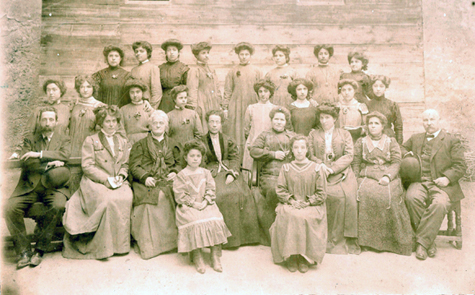 Scolaresca con la famiglia Valenti nella prima metà del 1900