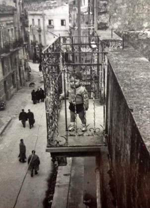 Vista di via Roma in prossimitą della piazza Cairoli primi anni "60 del XX sec.